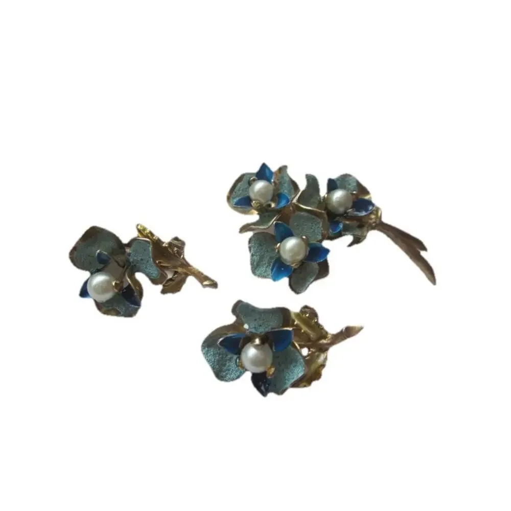 Vintage 1950s Enamel Flower Bouquet Brooch Pin & EARRINGS Blue Pearl‎ Gold Tone
